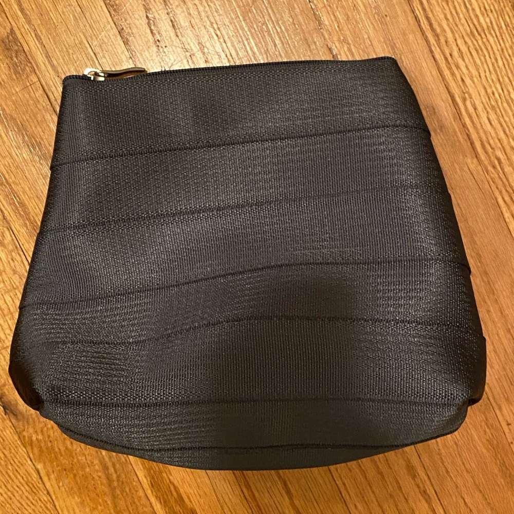 🤩NEW-Maggie Bag Recycled Seatbelt clutch.